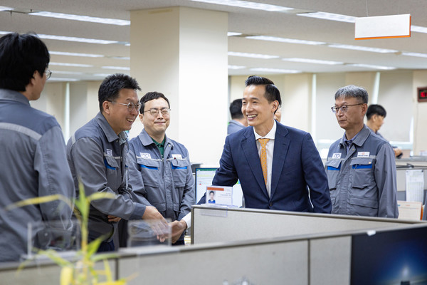 김동관 부회장이 한화오션 거제사업장에 방문해 직원들과 인사를 나누고 있다