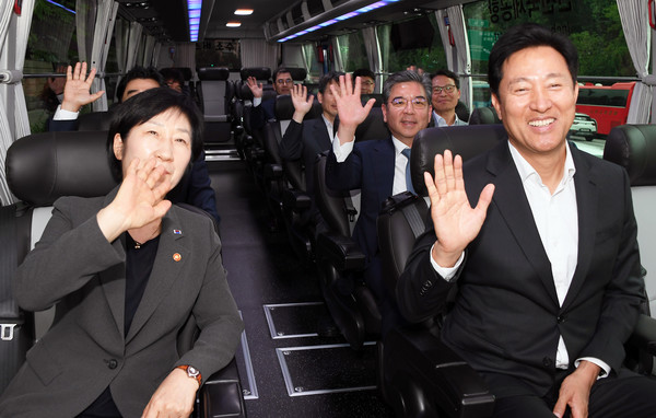 ▲한화진 환경부장관(첫줄 왼쪽), 오세훈 서울시장(첫줄 오른쪽), 장재훈 현대차 사장(둘째줄 오른쪽) 등이 수소버스에 탑승해 손을 흔들고 있다.