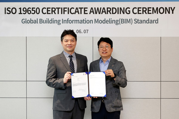 ▲ (왼쪽부터) 임성환 BSI Group Korea 대표와 배용주 대우건설 안전품질본부 상무가 기념 촬영을 하고 있다.