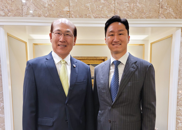 ▲정기선 HD현대 사장(우측)이 노르시핑 기간 중 임기택 IMO 사무총장과 만나 글로벌 조선 및 해운업계의 주요 현안에 대해 논의했다.