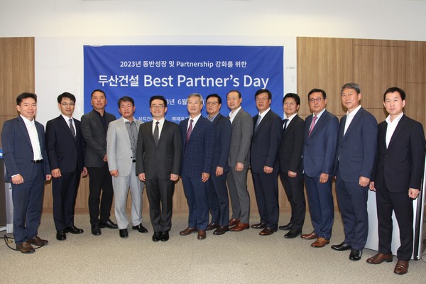▲ 8일 열린 ‘Best Partner’s Day’ 공사수행부문 우수협력사로 선정된 각사 대표들이 기념 촬영을 하고 있다.