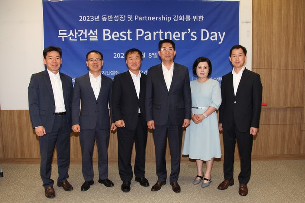 ▲ 8일 열린 ‘Best Partner’s Day’ 안전보건부문에 우수협력사로 선정된 각사 대표들이 기념 촬영을 하고 있다.