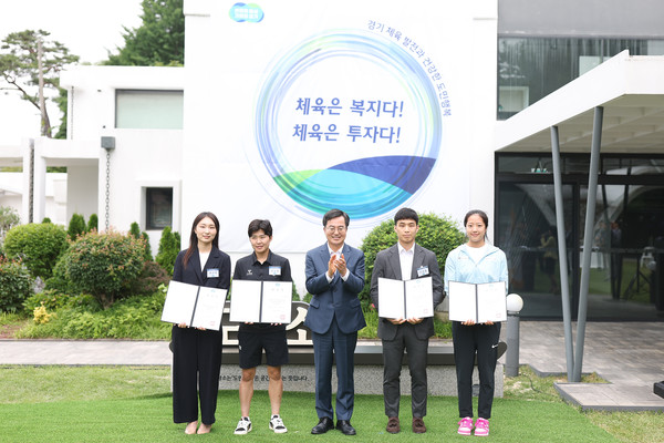 왼쪽부터 최민정 선수, 지소연 선수, 김동연 경기도지사, 안바울 선수, 신유빈 선수