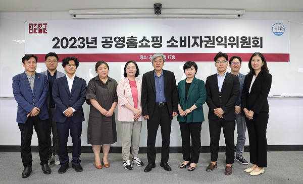 ▲(사진설명) 조성호 공영홈쇼핑 대표(왼쪽 여섯 번째), 구혜경 위원장(왼쪽 다섯 번째)