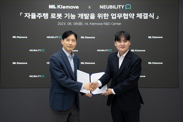 ▲HL클레무브 강형진 부사장(왼쪽)과 뉴빌리티 이상민 대표(오른쪽)가 협약 체결 후 기념촬영을 하고 있다.