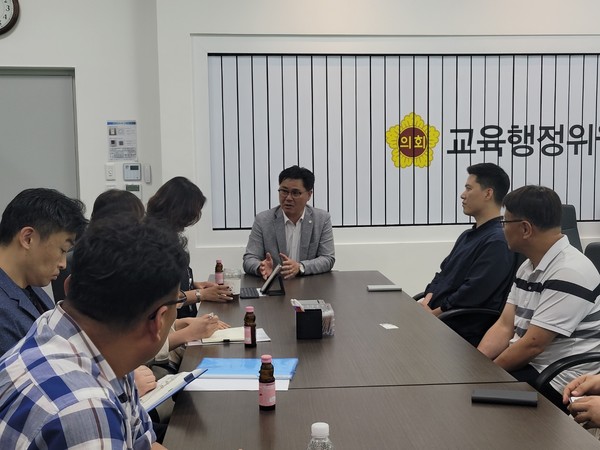 ▲정하용 의원이 정담회를 진행하고 있다.
