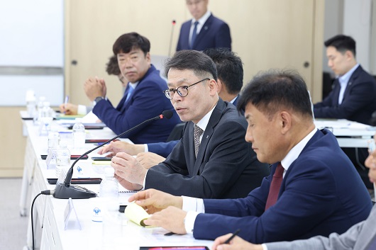 ▲ 13일 충남 천안 충남북부상공회의소에서 열린 중소기업 현장 간담회에서 김성태 기업은행장이 중소기업 대표들과 대화하고 있다.