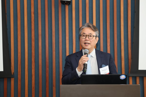 개회사를 하고 있는 허경화 한국혁신의약품컨소시엄재단 대표