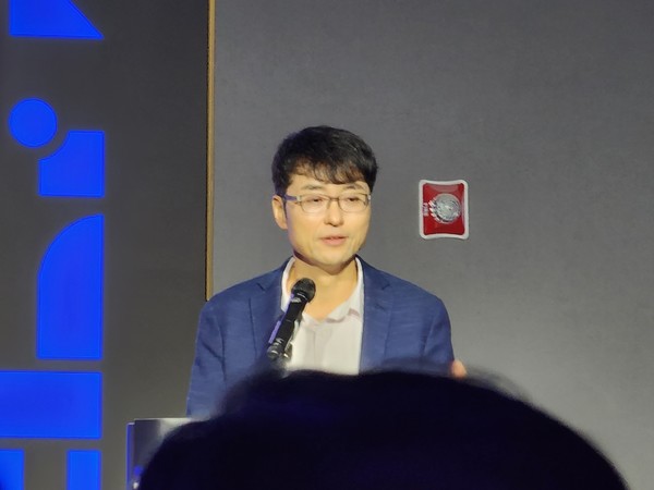 ▲황윤성 현대차·기아 오픈이노베이션추진실 상무가 현대차그룹의 오픈 이노베이션전략을 소개하고 있다.
