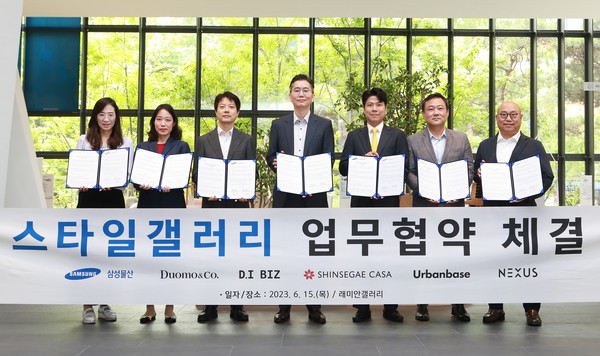 ▲ (왼쪽부터) 조혜정 삼성물산 본부장, 박경원 두오모앤코 이사, 김광춘 신세계까사 상무, 김동현 한샘넥서스 이사, 하진우 어반베이스 대표, 임경규 디아이비즈 부장, 김명석 삼성물산 본부장이 업무협약 체결 후 기념 촬영을 하고 있다.