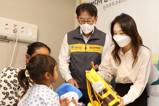 ▲ 지난 15일 부천 세종병원에서 이재근 KB국민은행장(우측 2번째)과 최민정 KB금융그룹 후원 쇼트트랙 선수(우측 1번째)가 캄보디아 심장병 어린이 의료지원을 통해 수술을 마친 아이들에게 선물을 전달하고 있다.