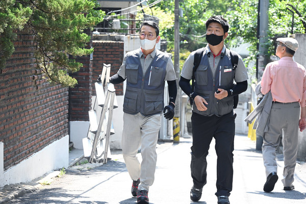 지난 16일 여름 서비스 성수기를 앞두고 서비스 현장 점검에 나선 LG전자 조주완 사장(왼쪽)이 고객 출장 서비스를 위해 고객의 집으로 향하고 있다.