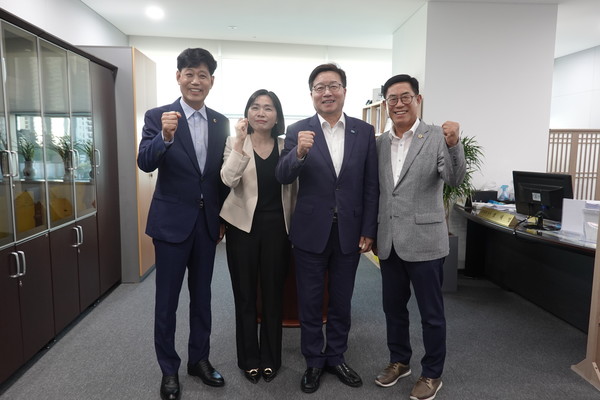 왼쪽부터 양운석 의원, 황세주 의원, 염태영 경제부지사, 박명수 의원