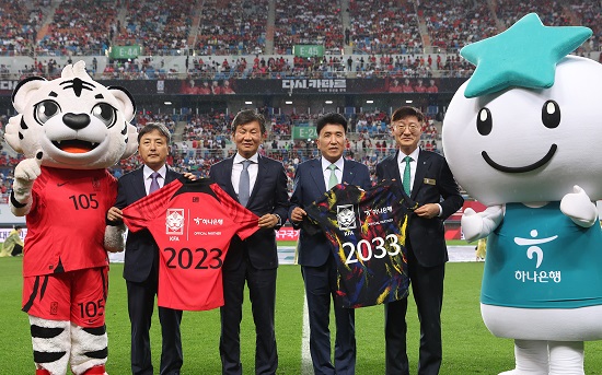 ▲ 지난 20일에 열린 후원협약 조인식에 참석한 함영주 하나금융그룹 회장(사진 오른쪽 두번째), 이승열 하나은행장(사진 오른쪽 첫번째), 정몽규 대한축구협회 회장(사진 왼쪽 두번째), 김정배 대한축구협회 상근 부회장(사진 왼쪽 첫번째)이 공식후원 파트너십 10년 연장을 상징하는 2033 유니폼 공개 세레모니를 진행하고 있다.