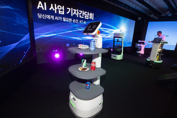 ▲서로 다른 제조사의 서빙 로봇들이 KT플랫폼을 통해 함께 어우러지는 모습