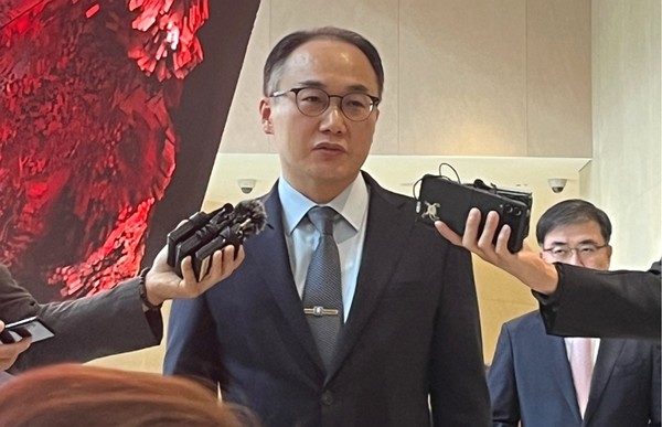 ▲22일 오후 이원석 검찰총장이 한국거래소를 방문해 취재진 질의에 답변하고 있다.