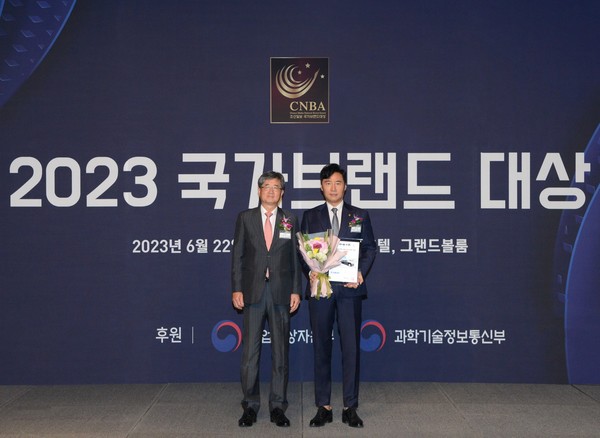 ▲이창우(오른쪽) 보람그룹 수석대표가 국가브랜드대상을 수상한 후 기념촬영을 하고 있다. [사진=보람그룹]