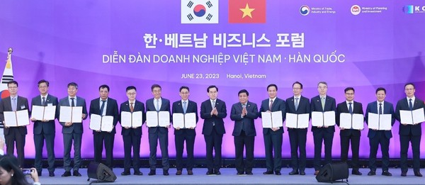 ▲23일 베트남 하노이에서 열린 친환경 연료전환 사업 추진을 위한 업무협약(MOU) 체결식에서 이창양 산업부 장관(왼쪽에서 8번째), 베트남 응우옌 찌 중 기획투자부 장관(왼쪽에서 9번째), 두산에너빌리티 정연인 사장(왼쪽에서 7번째), 박홍욱 파워서비스BG장(오른쪽에서 4번째), 김정관 마케팅부문장(왼쪽에서 5번째) 등 참석자들이 기념촬영을 하고 있다.
