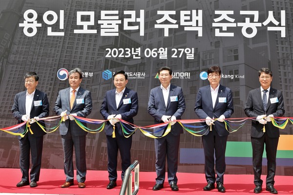 ▲ (왼쪽부터) 박승기 국토교통과학기술진흥원장, 김병석 한국건설기술연구원장,원희룡 국토교통부장관, 이상일 용인시장, 김민근 경기주택도시공사 부사장, 홍현성 현대엔지니어링 대표가 '용인 영덕 경기행복주택' 준공식 행사에서 기념 촬영을 하고 있다.