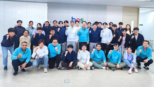 ▲판교 실리콘파크에 위치한 보스반도체 사무실에서 박재홍 대표(두 번째 줄 오른쪽 여섯 번째), 장연호 최고운영책임자(두 번째 줄 오른쪽 일곱 번째), 임경묵 최고기술책임자(두 번째 줄 오른쪽 다섯 번째) 등의 임직원들이 사진 촬영하고 있다.
