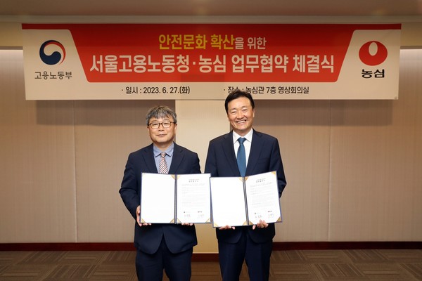 ▲지난 27일 서울 동작구 소재 농심 본사에서 진행한 안전문화 확산을 위한 업무협약식에서 이병학 농심 대표이사(오른쪽)와 노길준 서울지방고용노동청장이 기념촬영을 하고 있다