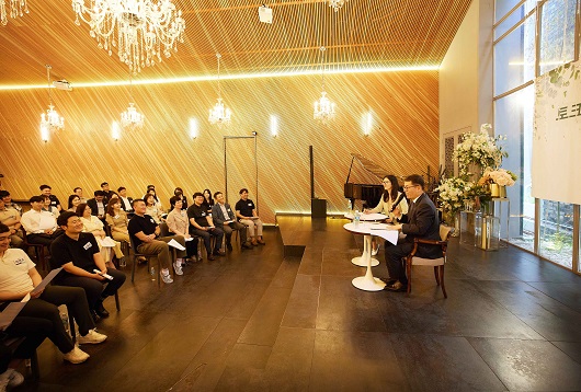 ▲ 지난 27일 대구 수성구 아현정에서 열린 '토크콘서트 공감IBK'에서 김성태 기업은행장과 직원들이 토크콘서트에 참여하고 있는 모습
