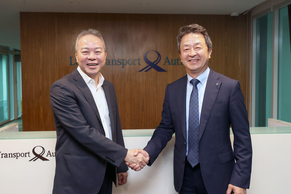 ▲ 응 랑 싱가포르 LTA 청장(왼쪽)과 백정완 대우건설 대표가 면담 후 기념 촬영을 하고 있다.