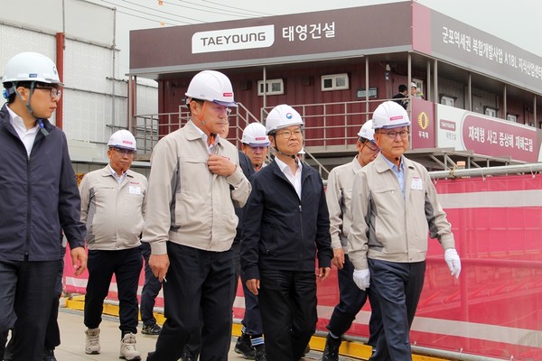 ▲ (사진 가운데 왼쪽부터) 박기달 태영건설 현장 소장, 이정식 고용노동부 장관, 이재규 태영건설 대표가 ‘군포역세권 복합개발사업’ 현장을 방문해 안전 점검을 하고 있다.