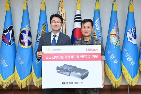 ▲(왼쪽)세라젬 이경수 대표이사, 정상화 공군참모총장