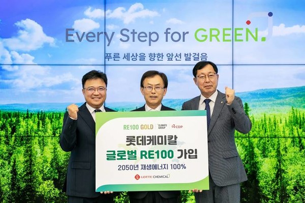 ▲롯데케미칼 김교현 부회장(가운데), 황진구 기초소재사업 대표(왼쪽),이영준 첨단소재사업 대표(오른쪽)