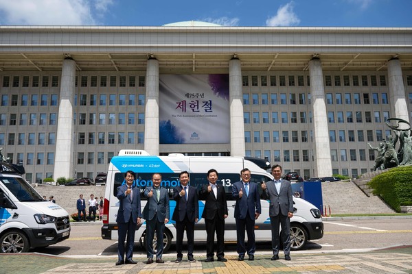 ▲5일 서울 여의도 국회에서 현대차와 국회사무처 관계자들이 '자율주행 로보셔틀' 앞에서 기념사진을 촬영하고 있다. (사진 왼쪽부터) 김동욱 현대차 부사장, 김용화 현대차 사장(CTO), 이광재 국회사무총장, 김진표 국회의장, 조경호 의장비서실장, 홍형선 사무차장.