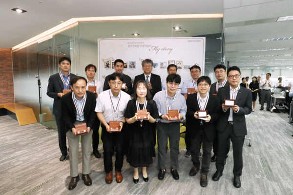 ▲6일 서울 수하동 페럼타워에서 열린 동국제강 창립 69주년 행사에서 최삼영 동국제강 부사장(뒷줄 가운데)이 장기근속 수상자들과 기념사진을 촬영하고 있다.