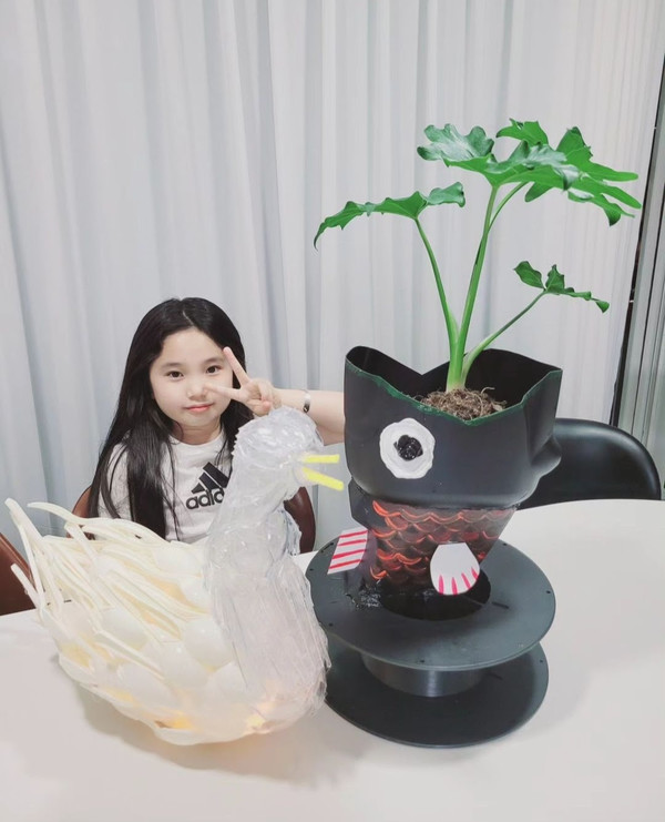 ▲박소미 어린이가 작품과 함께 포즈를 취하고 있다