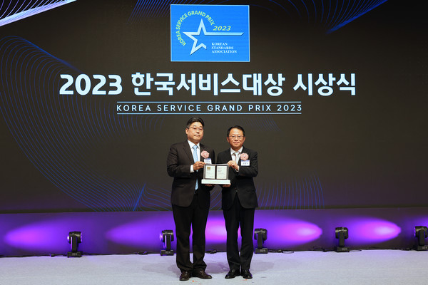 ▲ 주영수 롯데건설 전략기획부문 상무(사진 왼쪽)가 '2023 한국서비스대상 시상식'에서 수상 후 기념 촬영을 하고 있다.