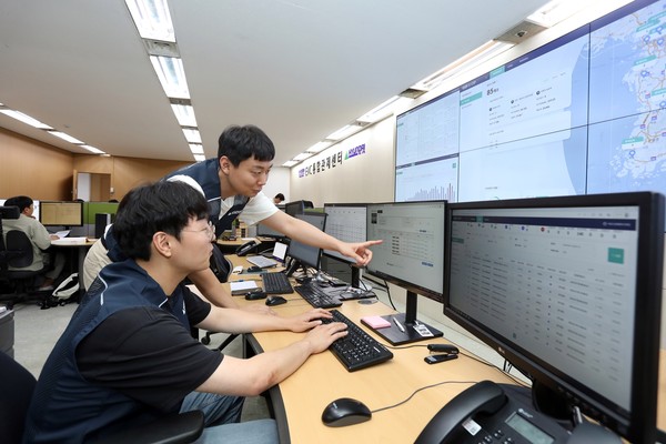 ▲ 현대엔지니어링이 직원들이 ‘EVC(Electric Vehicle Charging service) 통합관제센터’를 운영하고 있다.