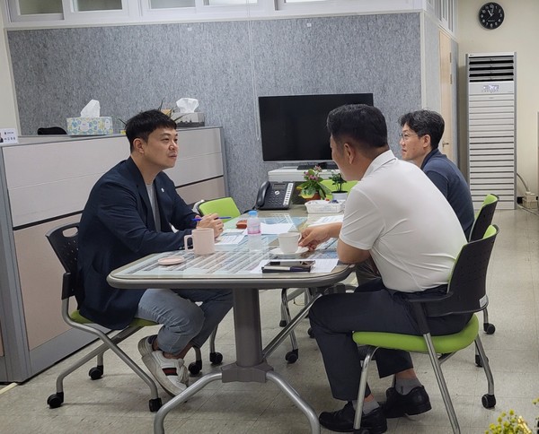 ▲유영일 위원장이 보고를 받고 있는 모습.