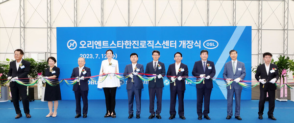 ▲지난 12일 진행된 물류센터 개장식에 참석한 오리엔트스타로직스 유영종 회장(왼쪽 세 번째), 한진 조현민 사장(왼쪽 네 번째), 한진 노삼석 대표이사 사장(왼쪽 다섯 번째)