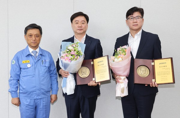 ▲포스코 김학동 부회장(왼쪽)이 7월 13일 포항 제강부 이영진 과장(가운데)과 광양 제강설비부 이선동 과장에게 2023 포스코 명장 임명패를 수여하고 기념 촬영하고 있다.