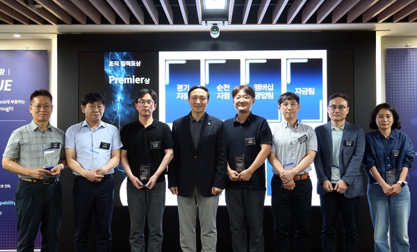 ▲신한카드는 임부서장 및 영리더들이 참여한 가운데 서울 을지로 신한카드 본사에서 2023년 하반기 사업전략회의를 14일 개최했다. 문 사장(왼쪽에서 네 번째)이 이 날 실시한 상반기 업적평가 조직 부문 프리미어상 수상자들과 기념사진을 촬영하고 있다.