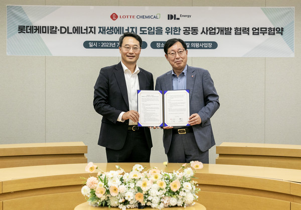 ▲ 이정욱 DL에너지 대표(왼쪽)와 이영준 롯데케미칼 첨단소재사업 대표가 DL에너지- 롯데케미칼 재생에너지 공동 사업개발 업무협약식에서 기념 촬영을 하고 있다.