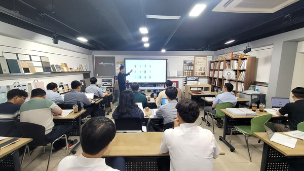 ▲ 유진기업 건자재영업부문 사원들이 인테리어 전문가 교육을 듣고 있다.