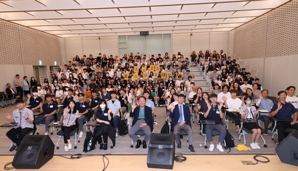▲14일 경북 포항 포스텍 체인지업그라운드에서 열린 2023 포스코등대장학 증서수여식