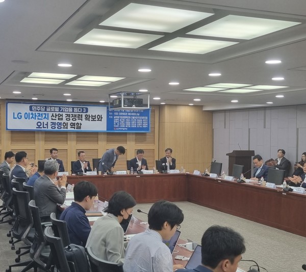 ▲김병욱 더불어민주당 의원(중앙)이 포럼 시작 전 인사를 하고 있다