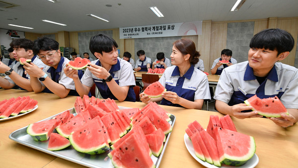 ▲경북 경산시 소재 화신정공 임직원들이 현대모비스가 전달한 수박을 나눠 먹으며 담소를 나누고 있다.