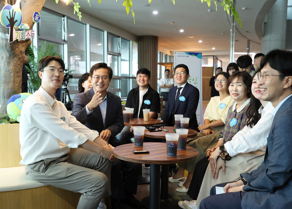 김동연 지사(왼쪽 두 번째)