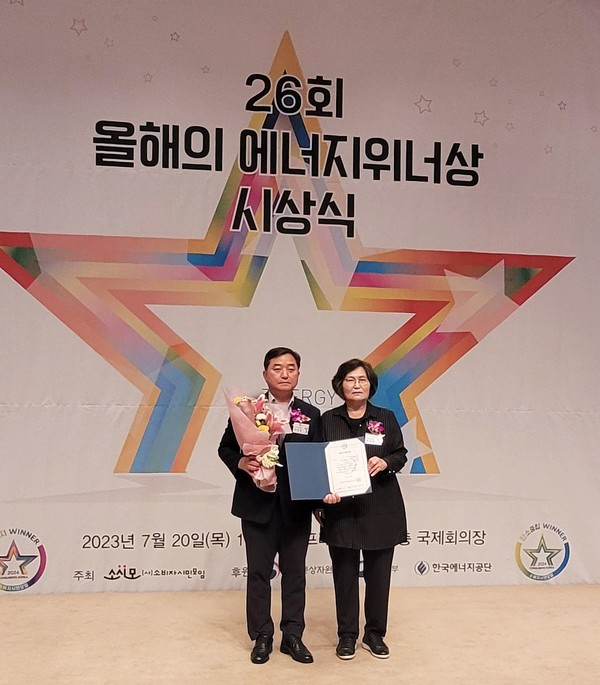▲경동나비엔 이성진 상품기획부문장(왼쪽)