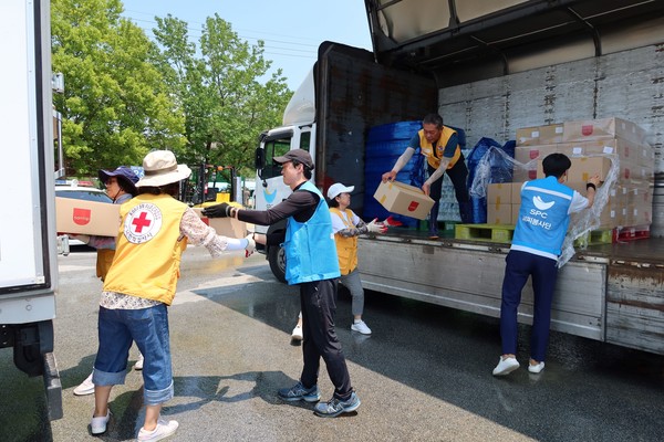 21일 전라북도 익산시 나바위성당에서 SPC 임직원들이 폭우 피해지역에 지원할 구호물품을 전달하고 있다.