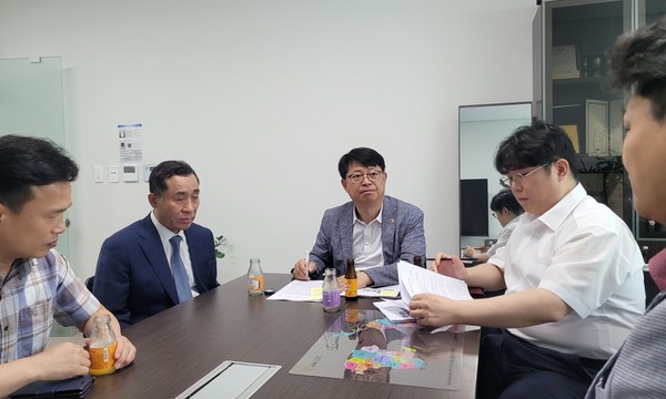 김재훈 의원(왼쪽에서 세 번째)