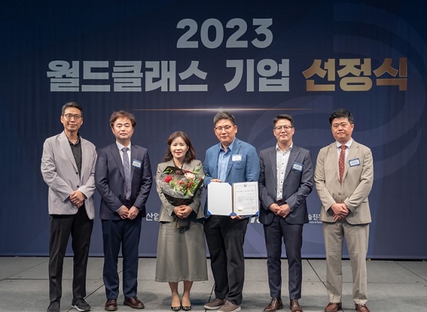 ▲콜마비앤에이치 윤여원 대표(왼쪽에서 세 번째)