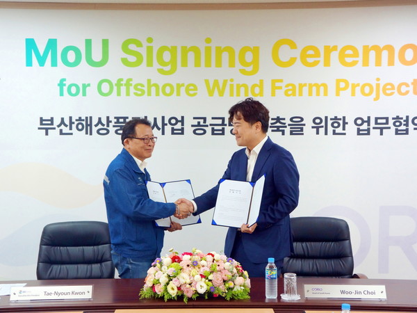 권태년 GS엔텍 해상풍력본부장(왼쪽), 최우진 코리오 한국 총괄 대표